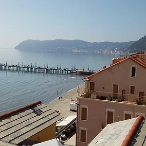 Ensemble Di Vayadu Guest house Alassio